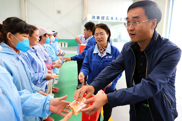 “共祝佳節(jié)，感恩奉獻(xiàn)”雙節(jié)集團領(lǐng)導(dǎo)慰問一線員工